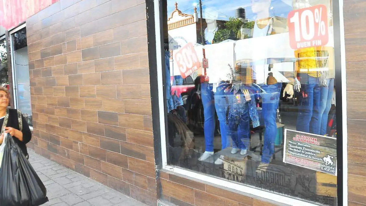 Mujer frente a aparador de tienda